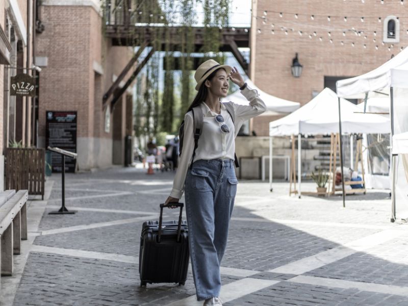 turista che arriva in citt&agrave;