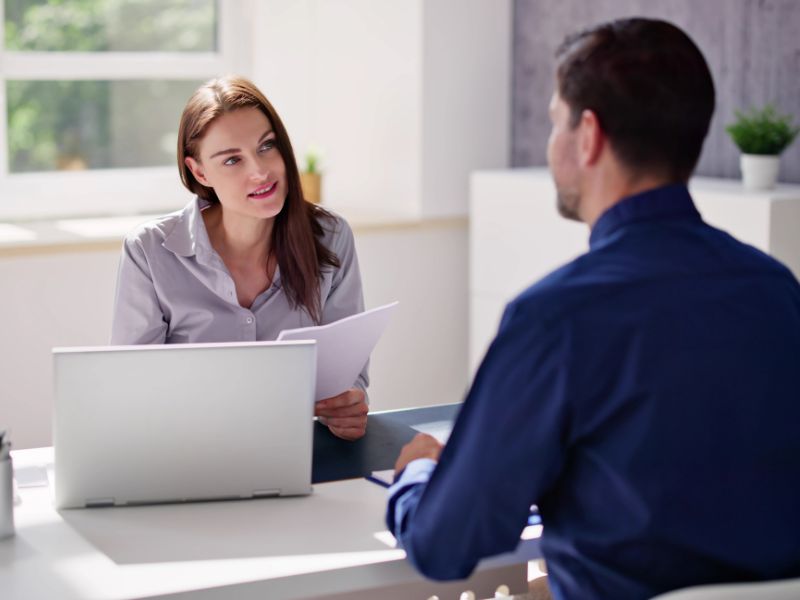 uomo e donna parlano di imposizione fiscale