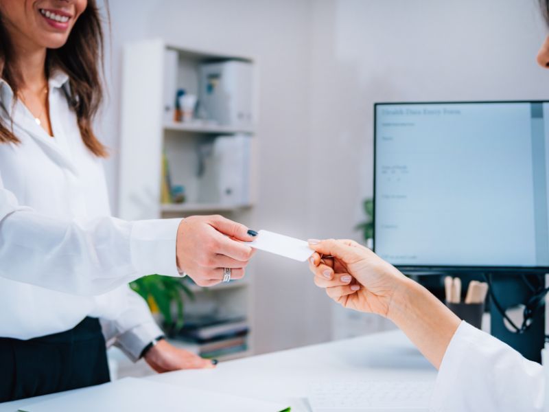 due persone si scambiano una carta di credito