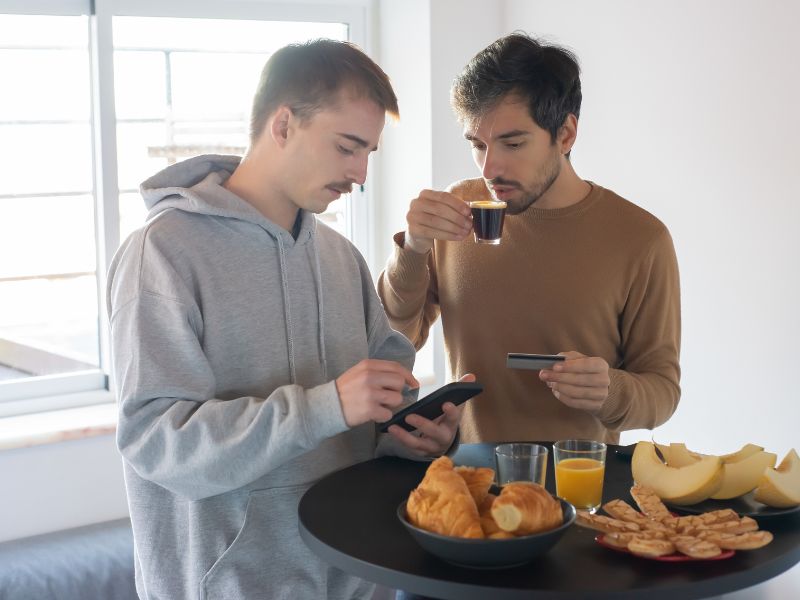 due ragazzi fanno colazione