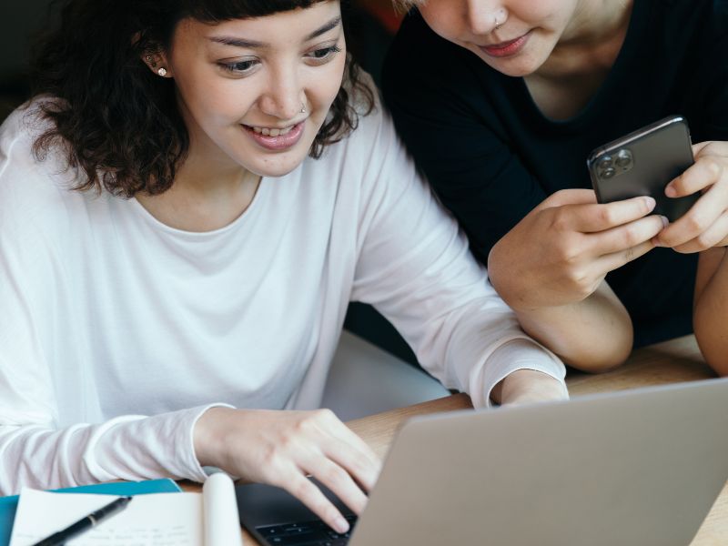 due ragazze cercano informazioni in rete 