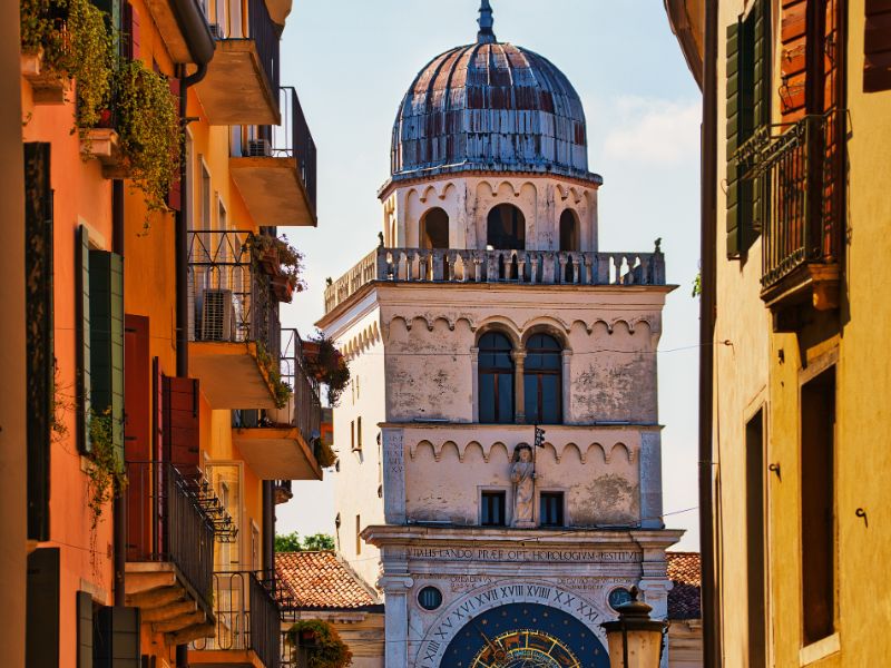 piazza a padova a simbolo degli affitti brevi a padova