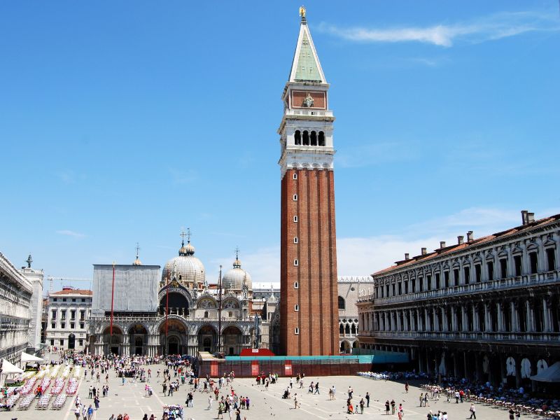 piazza san marco a venezia popolata da turisti a simbolo degli affitti brevi a venezia