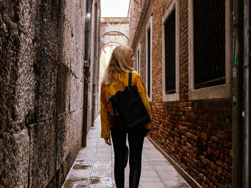 ragazza cammina sulle calle di venezia