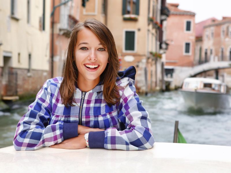ragazza sorridente in barca a Venezia
