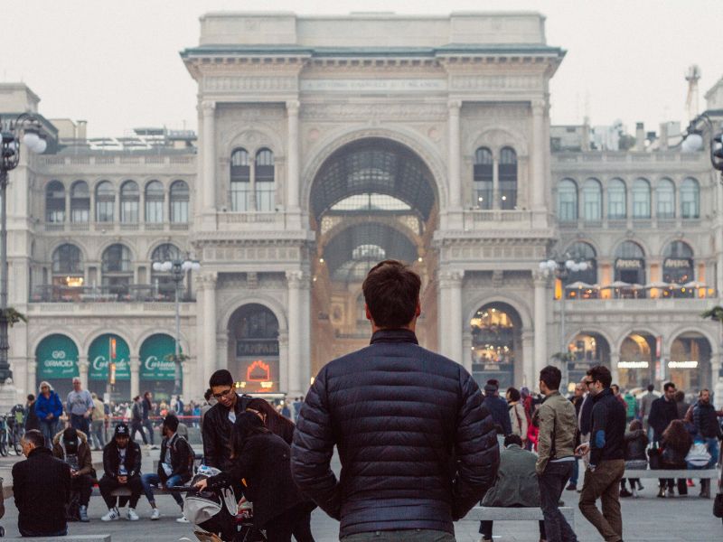 uomo davanti la galleria di Milano