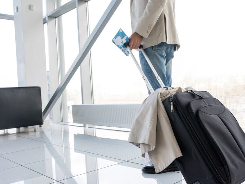 Uomo con valigia all'aeroporto